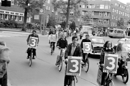Verkiezingstocht voor gemeenteraadsverkiezingen in Amsterdam. Er wordt propagand, Bestanddeelnr 919-2031