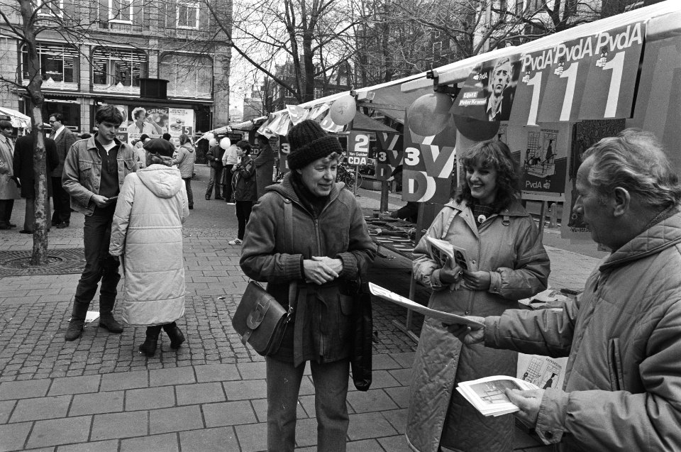 Verkiezingsmarkt op Spui in Amsterdam in verband met Provinciale Staten verkiezi, Bestanddeelnr 932-0534