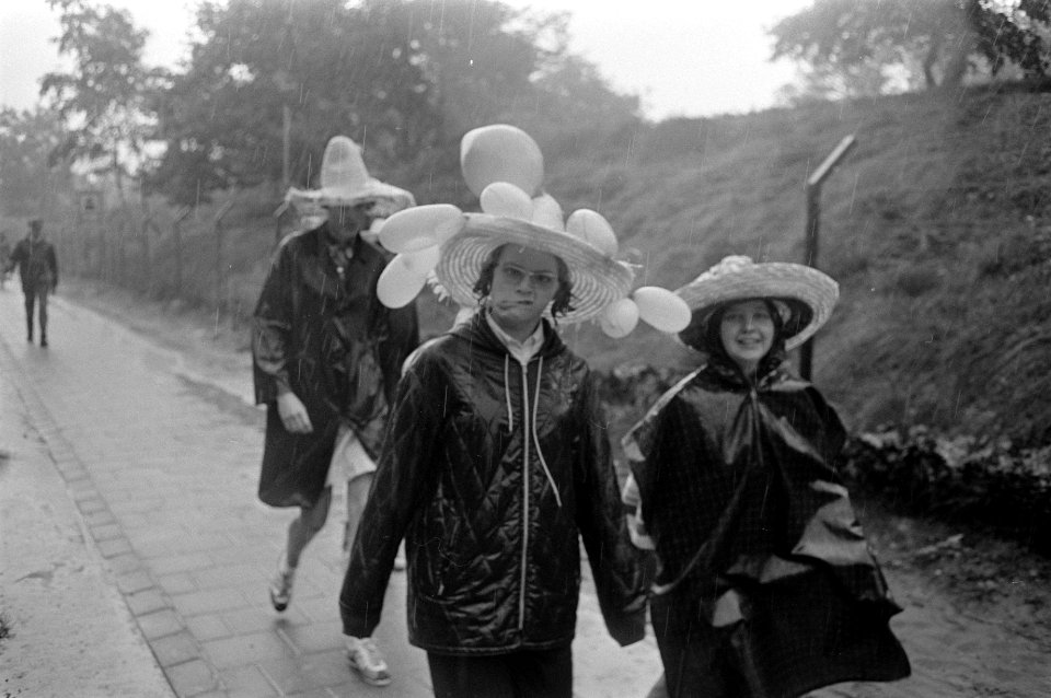 Vierdaagse Apeldoorn groepje met ballonnenhoed, Bestanddeelnr 923-6659