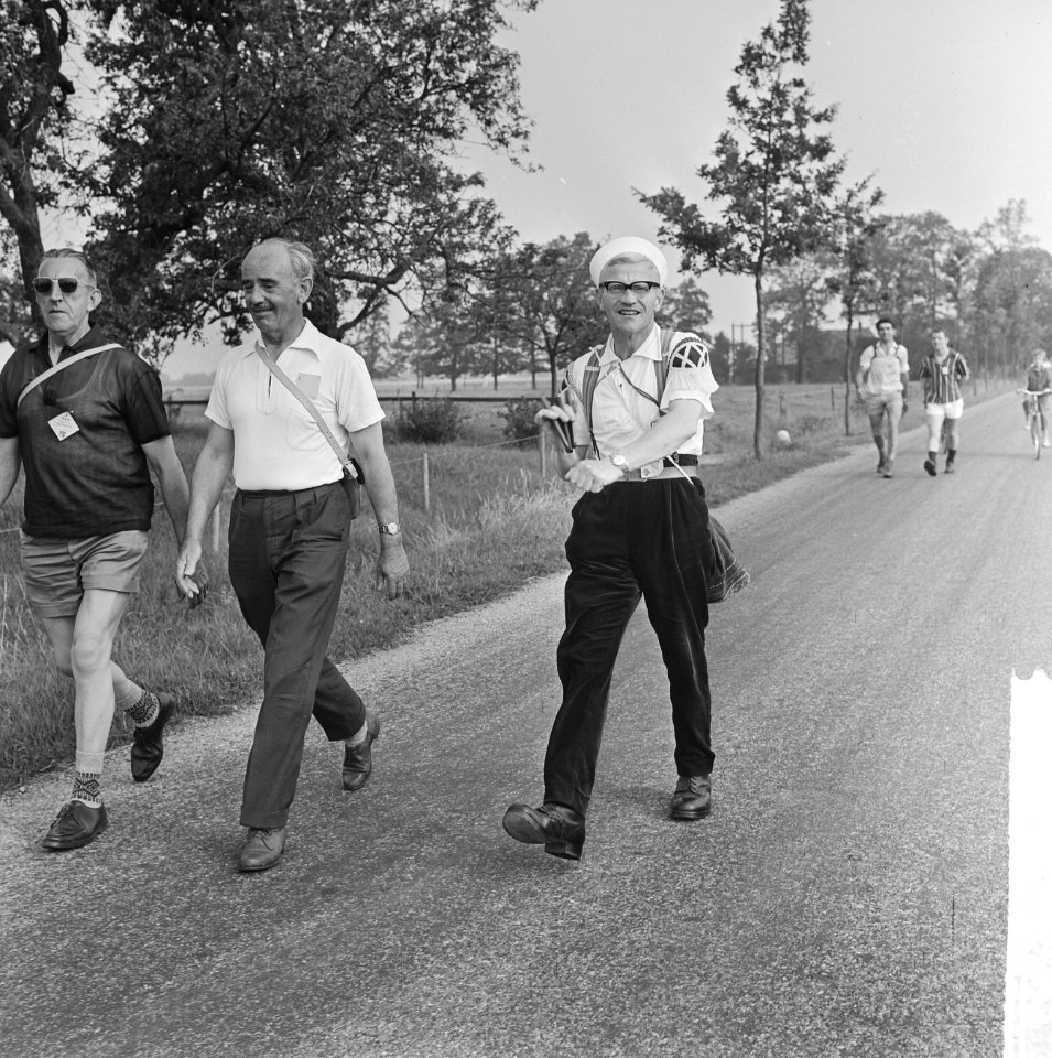 Vierdaagse Apeldoorn van start, de wandelaars op weg, Bestanddeelnr 916-6679