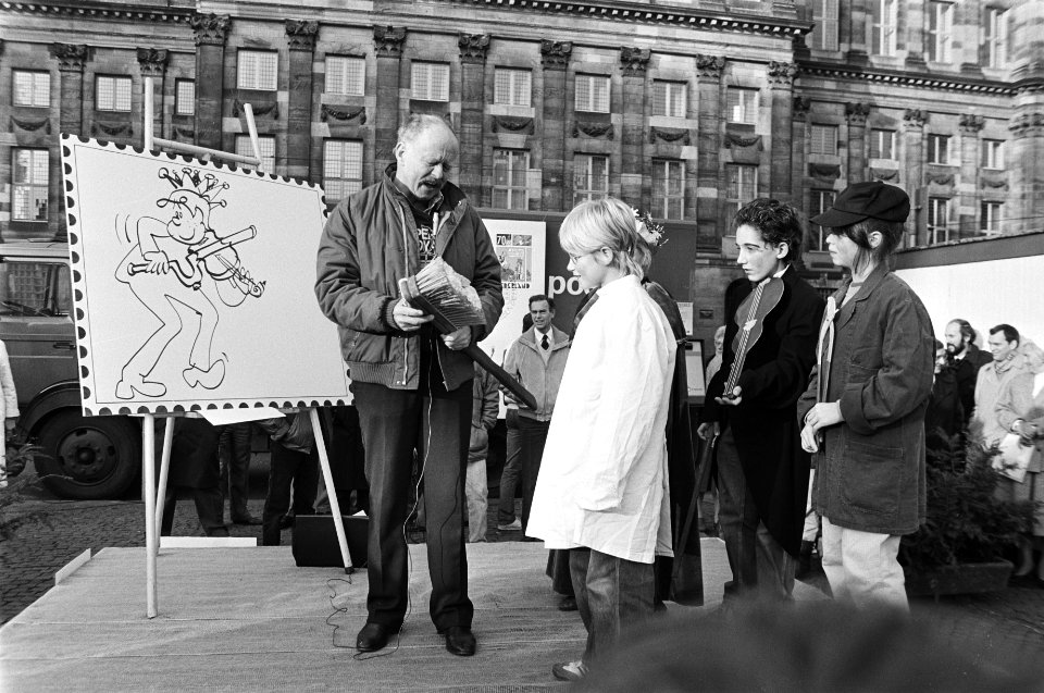 Verkoop kinderpostzegels gestart op de Dam door Dik Bruynesteyn Dik Bruynesteyn , Bestanddeelnr 933-1474