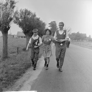 Vierdaagse Apeldoorn van start, de wandelaars op weg, Bestanddeelnr 916-6680