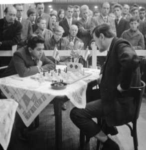 Vierde Ronde Hoogovensschaaktoernooi. Donner tegen Aaron, Bestanddeelnr 913-3984