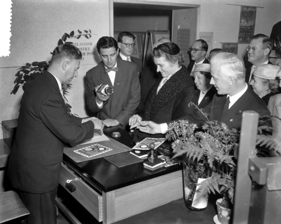 Verkoop kinderzegels op tentoonstelling Museum Fodor Minister mej dr M M, Bestanddeelnr 908-1369