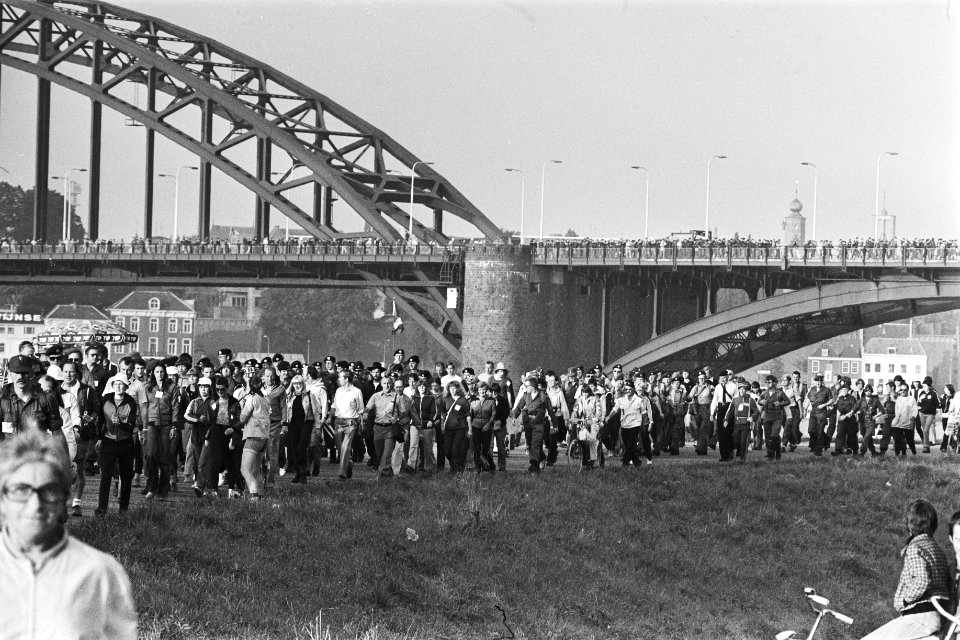 Vierdaagse Nijmegen, 1e dag wandelaars voor en op Waalbrug, Bestanddeelnr 929-8230