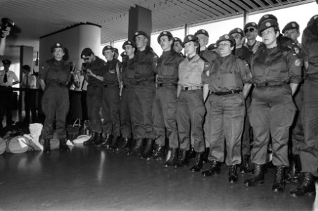 Vier vrouwen bij vertrek Ned. detachement militaire van Schiphol naar Sinai i.v., Bestanddeelnr 932-2393