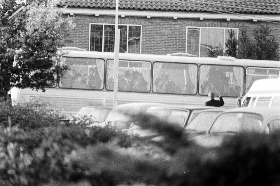 Vierdevijfde dag gijzeling school in Bovensmilde kinder zwaaien uit bus, Bestanddeelnr 929-2004