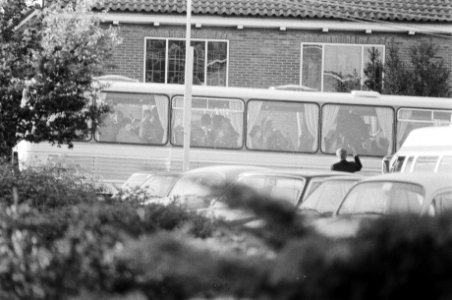 Vierdevijfde dag gijzeling school in Bovensmilde kinder zwaaien uit bus, Bestanddeelnr 929-2004