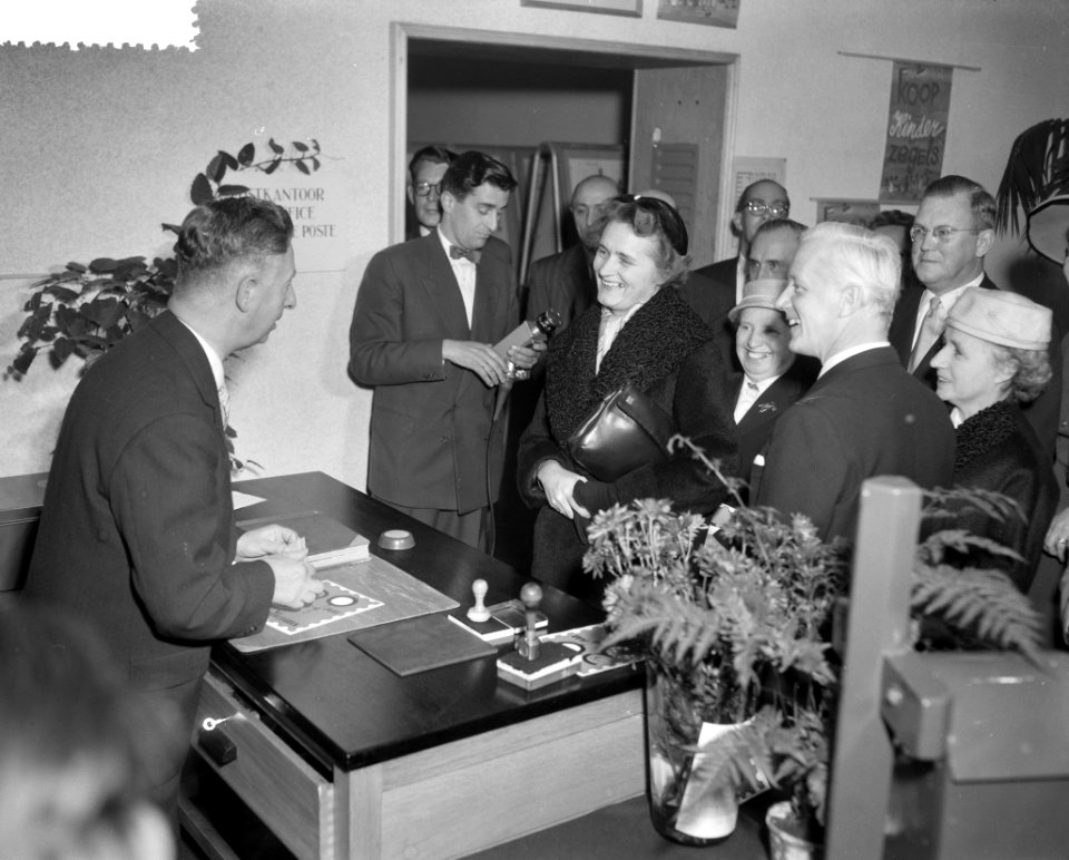 Verkoop kinderzegels op tentoonstelling Museum Fodor Minister mej dr M M, Bestanddeelnr 908-1368