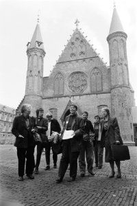 Vierde van links Marga Doodeman en rechts Betty Nahon, Bestanddeelnr 934-4177