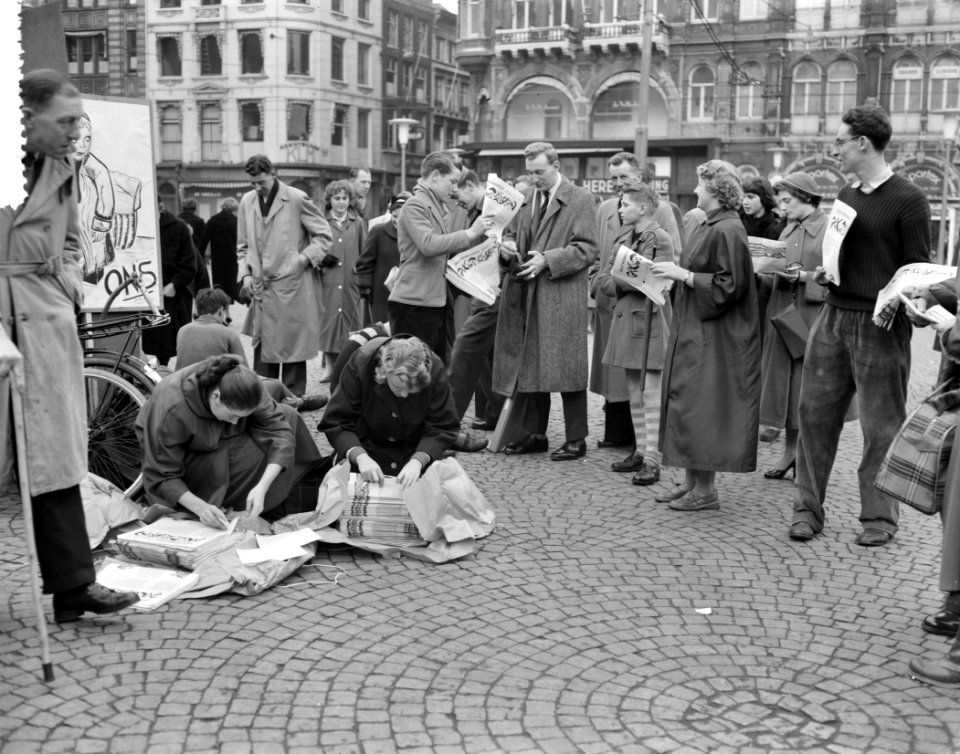 Verkoop jeugdkrant ten bate van Hongarije op de Dam te Amsterdam, Bestanddeelnr 908-1325