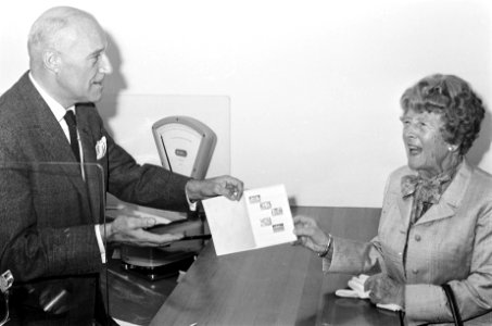Verkoop eerste zomerpostzegels 1969 in Congresgebouw Den Haag Reinoud, dir.gen. , Bestanddeelnr 922-3014