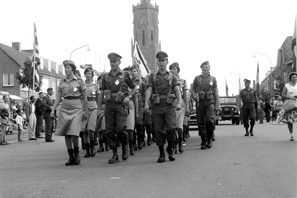 Vierdaagse gestart, doorkomst in Elst, Bestanddeelnr 911-4554