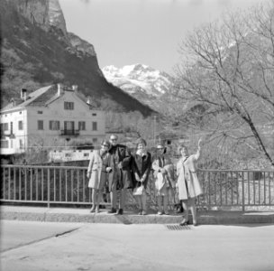 Vier vrouwen en een man op een brug een buitenland Ascona, Zwitserland, Bestanddeelnr 254-5605