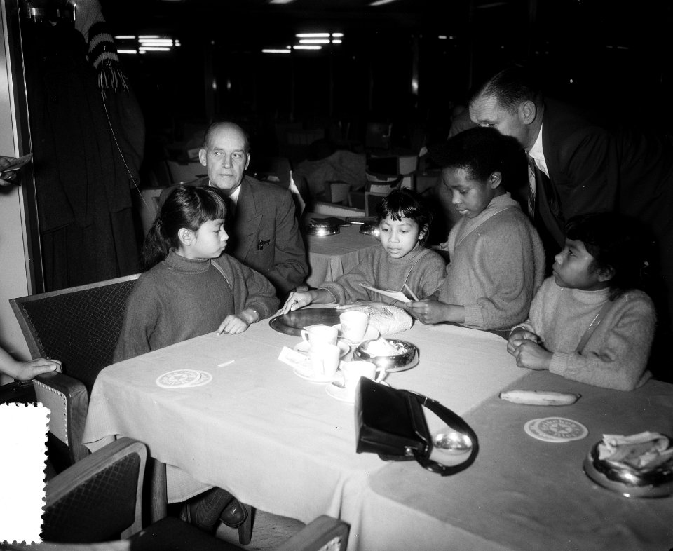 Vier Surinaamse danseresjes op Schiphol, Bestanddeelnr 907-4448