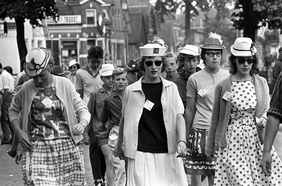 Vierdaagse Apeldoorn van start, met strohoeden op tegen de zon, Bestanddeelnr 916-6683