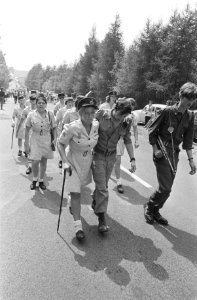 Vierdaagse Nijmegen, derde dag, militair en vrouwelijke collega, Bestanddeelnr 924-7550