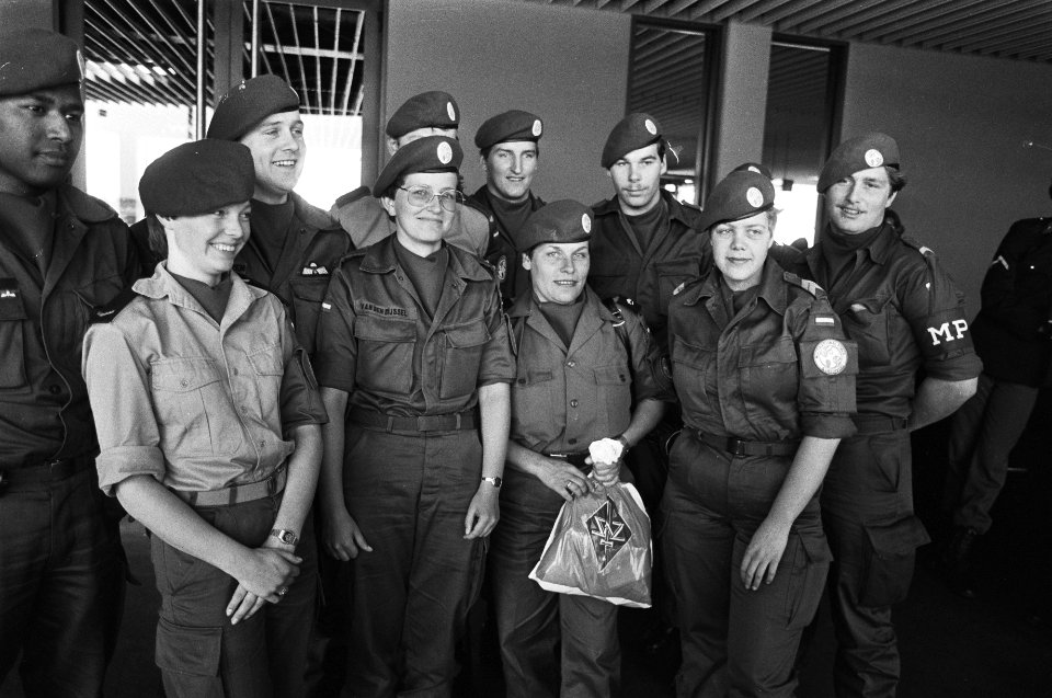 Vier vrouwen bij vertrek Ned. detachement militaire van Schiphol naar Sinai i.v., Bestanddeelnr 932-2396