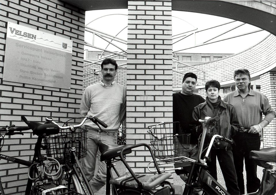Vier van de vijf participanten van het servicepunt Velserbroek Paul Bellaart, Hans Meulenbroek, Vanessa Smith en Rob de Vries (vlnr). Aangekocht van United Photos de Boer bv. - Negatiefnummer 43961 k 