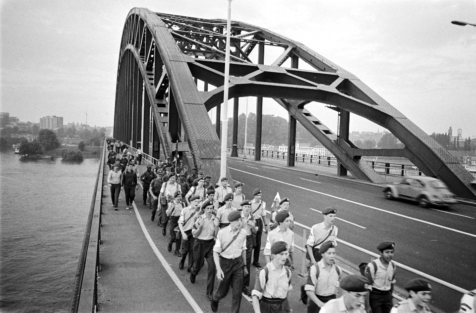 Vierdaagse Nijmegen, 1e dag wandelaars op Waalbrug, Bestanddeelnr 929-8233