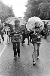 Vierdaagse Nijmegen, 3e dag wandelaars in plastic tegen regen, Bestanddeelnr 929-8257