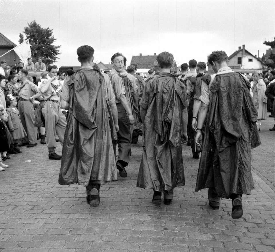 Vierdaagse. Eerste dag, militairen met op hun rug regenjas, Bestanddeelnr 904-7004