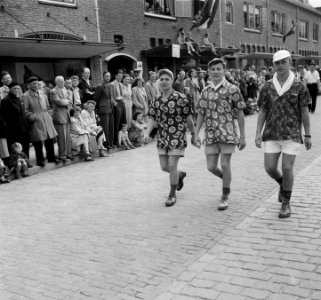 Vierdaagse. Eerste dag, drie jongens met bijzondere blouses, Bestanddeelnr 904-7005