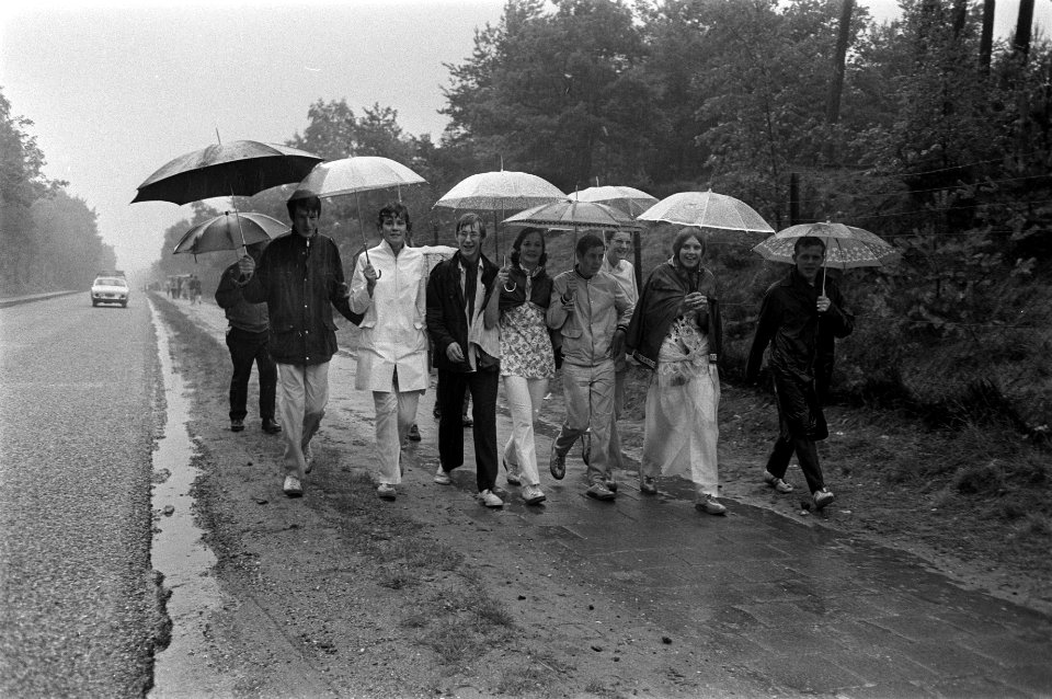 Vierdaagse Apeldoorn groepje met paraplus in regen, Bestanddeelnr 923-6658