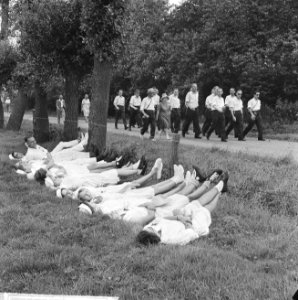 Vierdaagse Apeldoorn van start, wandelaars aan het rusten, Bestanddeelnr 916-6674