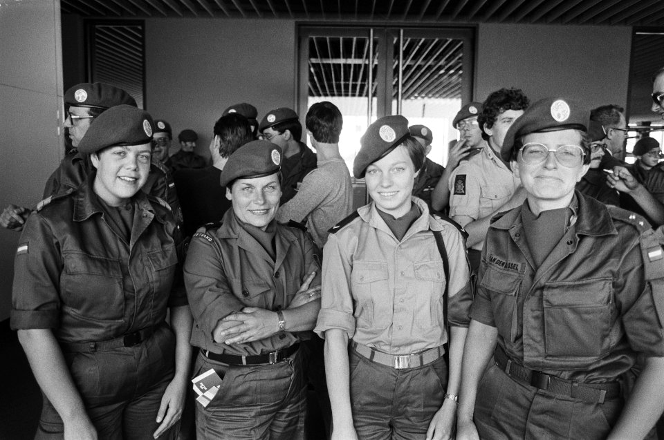 Vier vrouwen bij vertrek Ned. detachement militaire van Schiphol naar Sinai i.v., Bestanddeelnr 932-2394