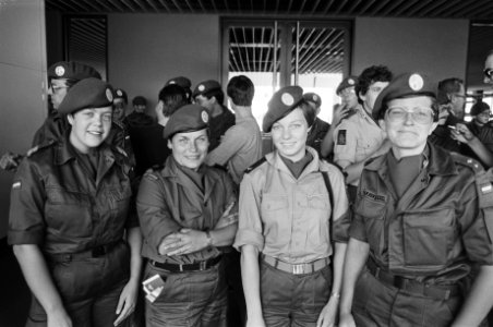 Vier vrouwen bij vertrek Ned. detachement militaire van Schiphol naar Sinai i.v., Bestanddeelnr 932-2394