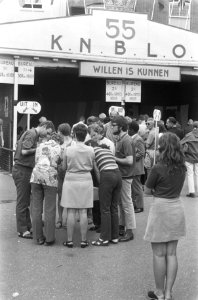 Vierdaagse Nijmegen, deelnemers bekijken routekaart, Bestanddeelnr 924-7433