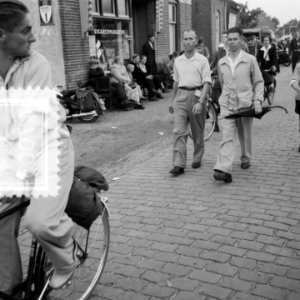 Vierdaagse. Eerste dag, pessimist (met paraplu), Bestanddeelnr 904-7003