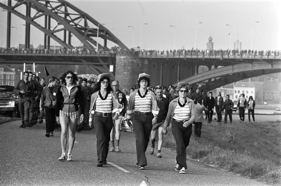 Vierdaagse Nijmegen, 1e dag wandelaars, achtergrond Waalbrug, Bestanddeelnr 929-8231
