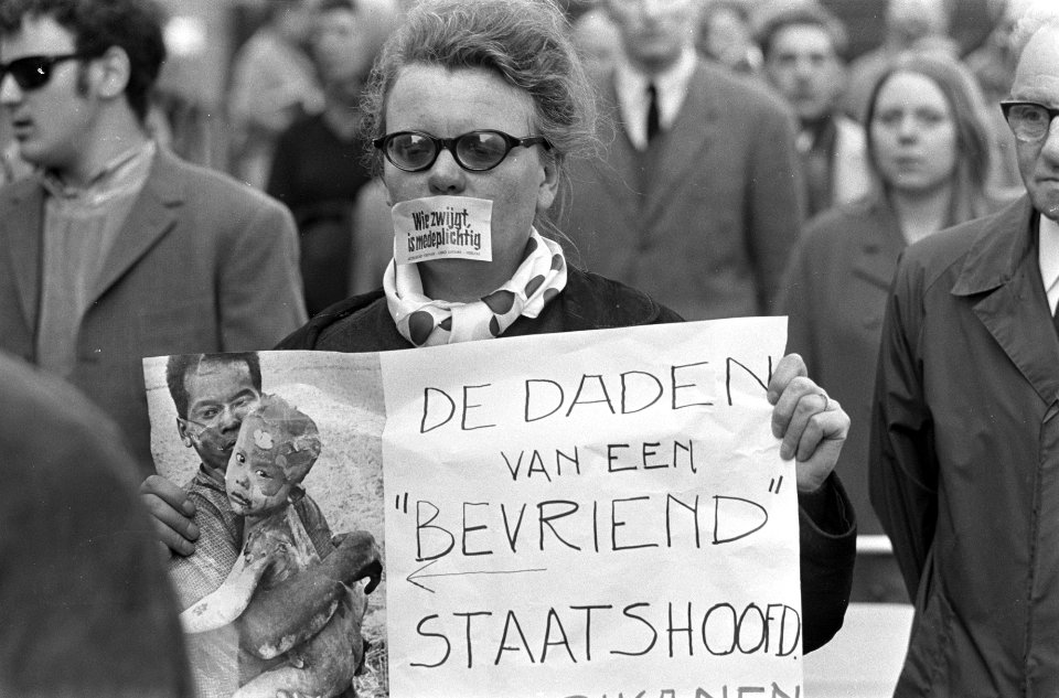 Vietnam-demonstratie, demonstrant met een verboden bord, Bestanddeelnr 920-3306