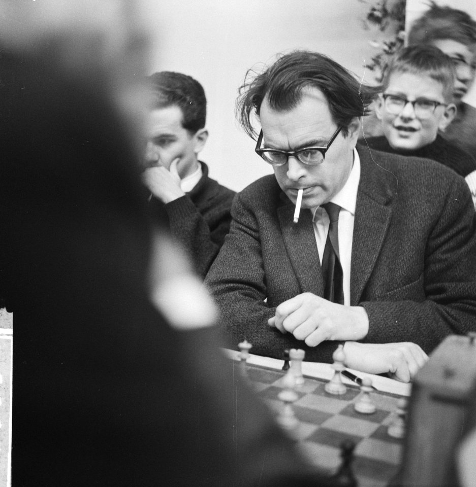 Vierde Ronde Hoogovensschaaktoernooi. Godfried Bomans, Bestanddeelnr 913-3992