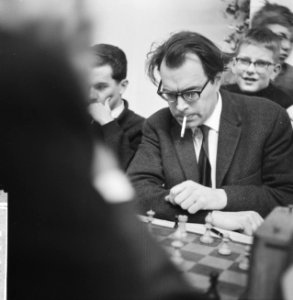 Vierde Ronde Hoogovensschaaktoernooi. Godfried Bomans, Bestanddeelnr 913-3992