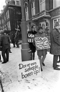 Vietnamdemonstratie bij Amerikaans consulaat gaat door, Jan Wolkers met bord, Bestanddeelnr 920-9867