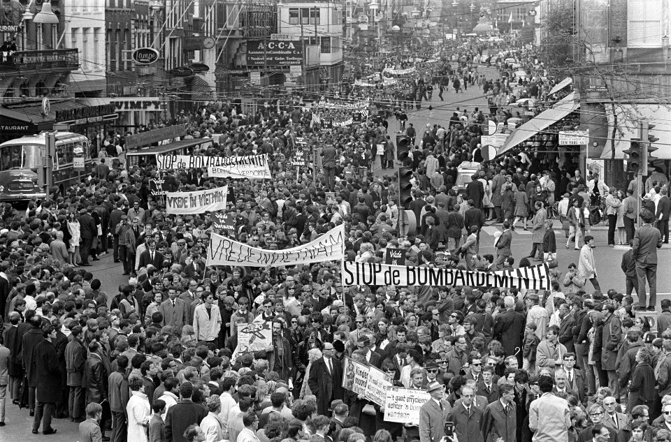 Vietnam-demonstratie, de kilometers lange stoet trekt over de Dam, Bestanddeelnr 920-3304