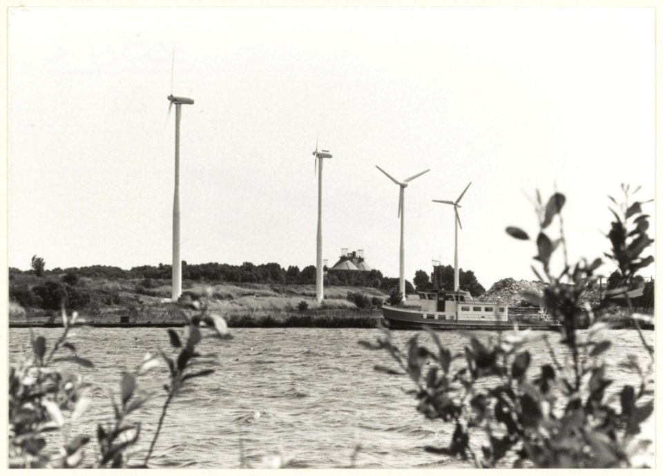 Vier windturbines op de voormalige vuilnisbelt Schoteroog. NL-HlmNHA 54023621