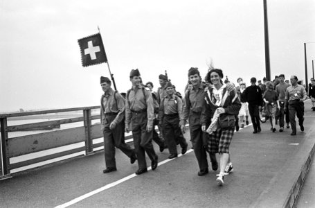 Vierdaagse gestart, Zwitserse soldaat aan de wandel met meisje, Bestanddeelnr 918-0044