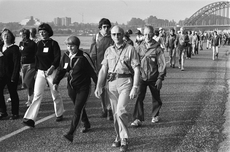 Vierdaagse Nijmegen, 1e dag wandelaars onderweg, Bestanddeelnr 929-8232