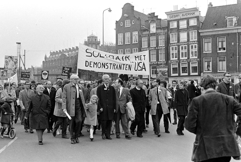 Vietnamdemonstratie in Amsterdam. Aan het hoofd van de stoet Piet Nak en zijn kl, Bestanddeelnr 920-8004