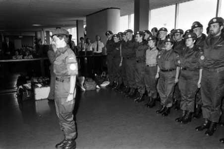 Vier vrouwen bij vertrek Ned. detachement militaire van Schiphol naar Sinai i.v., Bestanddeelnr 932-2392