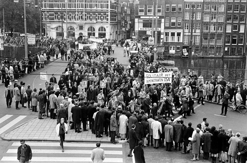 Vietnamdemonstratie in Amsterdam. Aan het hoofd van de stoet Piet Nak en zijn kl, Bestanddeelnr 920-8003