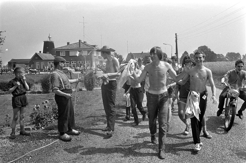 Vierdaagse Apeldoorn. Bewoners spuiten wandelaars nat, Bestanddeelnr 920-5124