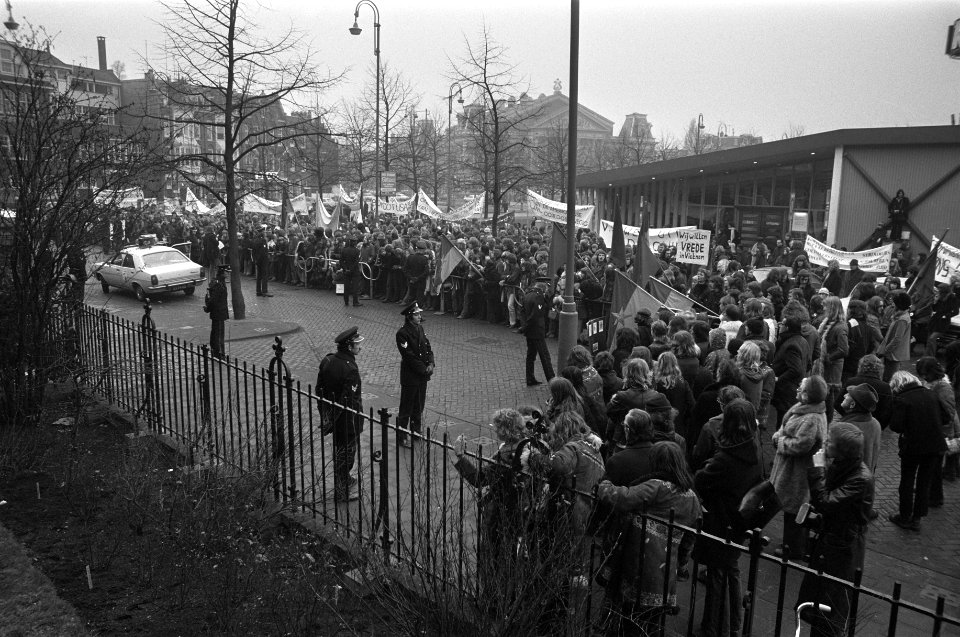 Vietnamdemonstratie in Amsterdam, de demonstranten bij Amerikaanse Consulaat, Bestanddeelnr 926-1676