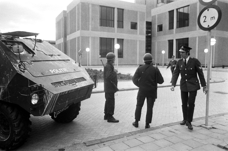 Vier Syriers staan terecht in Kantongerecht in Amsterdam UR416 pantserwagen en , Bestanddeelnr 928-1954