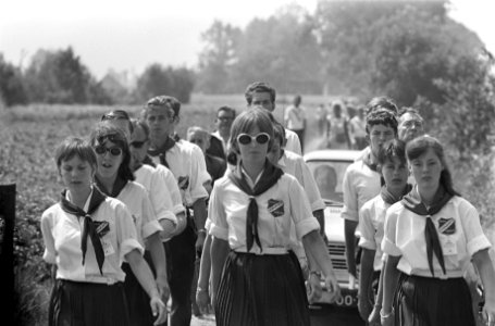 Vierdaagse Apeldoorn. Groepje rust uit. Gezichten bedekt met strohoed tegen de z, Bestanddeelnr 920-5127