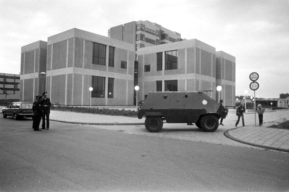 Vier Syriers staan terecht in Kantongerecht in Amsterdam pantserwagens en polit, Bestanddeelnr 928-1956